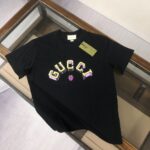 weigou_208326_0_e2f89adaf1 P75 💥 GUCCI 古驰 夏季新款圆领短袖T恤!270克重磅高端纯棉面料,手感质感都极完美!修身裁剪设计干净利落!时尚又好看!走线做工非常精致!版型效果超赞!而且透气性能超强!任何年龄阶段都可轻松驾驭,男士衣橱里必备的单品。 颜色: 米白 黑色 码数:M-3XL (下单请报身高体重)