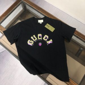 P75 💥 GUCCI 古驰 夏季新款圆领短袖T恤！270克重磅高端纯棉面料，手感质感都极完美！修身裁剪设计干净利落！时尚又好看！走线做工非常精致！版型效果超赞！而且透气性能超强！任何年龄阶段都可轻松驾驭，男士衣橱里必备的单品。 颜色： 米白 黑色 码数：M-3XL （下单请报身高体重）