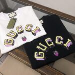 weigou_208326_1_0edfaf618e P75 💥 GUCCI 古驰 夏季新款圆领短袖T恤!270克重磅高端纯棉面料,手感质感都极完美!修身裁剪设计干净利落!时尚又好看!走线做工非常精致!版型效果超赞!而且透气性能超强!任何年龄阶段都可轻松驾驭,男士衣橱里必备的单品。 颜色: 米白 黑色 码数:M-3XL (下单请报身高体重)