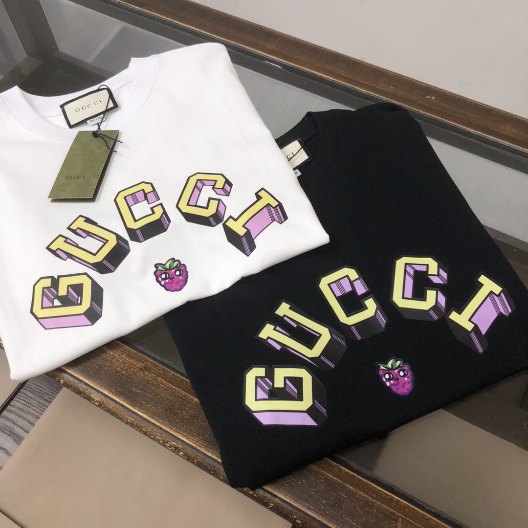 weigou_208326_1_0edfaf618e P75 💥 GUCCI 古驰 夏季新款圆领短袖T恤!270克重磅高端纯棉面料,手感质感都极完美!修身裁剪设计干净利落!时尚又好看!走线做工非常精致!版型效果超赞!而且透气性能超强!任何年龄阶段都可轻松驾驭,男士衣橱里必备的单品。 颜色: 米白 黑色 码数:M-3XL (下单请报身高体重)