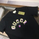 weigou_208326_2_e55934f1bb P75 💥 GUCCI 古驰 夏季新款圆领短袖T恤!270克重磅高端纯棉面料,手感质感都极完美!修身裁剪设计干净利落!时尚又好看!走线做工非常精致!版型效果超赞!而且透气性能超强!任何年龄阶段都可轻松驾驭,男士衣橱里必备的单品。 颜色: 米白 黑色 码数:M-3XL (下单请报身高体重)