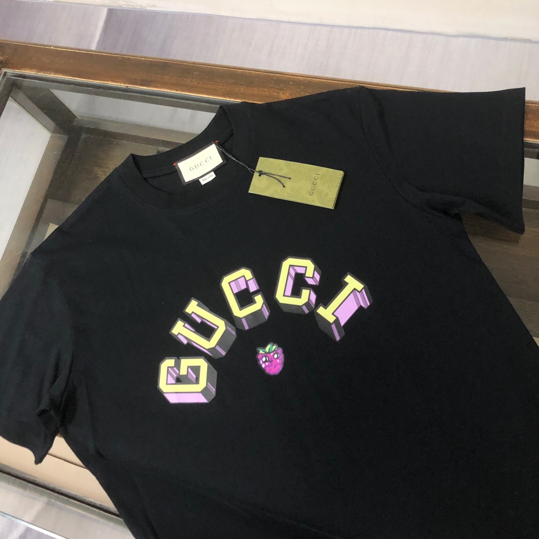 weigou_208326_2_e55934f1bb P75 💥 GUCCI 古驰 夏季新款圆领短袖T恤!270克重磅高端纯棉面料,手感质感都极完美!修身裁剪设计干净利落!时尚又好看!走线做工非常精致!版型效果超赞!而且透气性能超强!任何年龄阶段都可轻松驾驭,男士衣橱里必备的单品。 颜色: 米白 黑色 码数:M-3XL (下单请报身高体重)