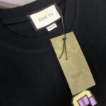 weigou_208326_3_1792b4a1e7 P75 💥 GUCCI 古驰 夏季新款圆领短袖T恤!270克重磅高端纯棉面料,手感质感都极完美!修身裁剪设计干净利落!时尚又好看!走线做工非常精致!版型效果超赞!而且透气性能超强!任何年龄阶段都可轻松驾驭,男士衣橱里必备的单品。 颜色: 米白 黑色 码数:M-3XL (下单请报身高体重)
