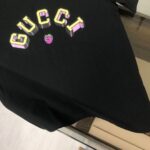 weigou_208326_6_69c6df9dd4 P75 💥 GUCCI 古驰 夏季新款圆领短袖T恤!270克重磅高端纯棉面料,手感质感都极完美!修身裁剪设计干净利落!时尚又好看!走线做工非常精致!版型效果超赞!而且透气性能超强!任何年龄阶段都可轻松驾驭,男士衣橱里必备的单品。 颜色: 米白 黑色 码数:M-3XL (下单请报身高体重)