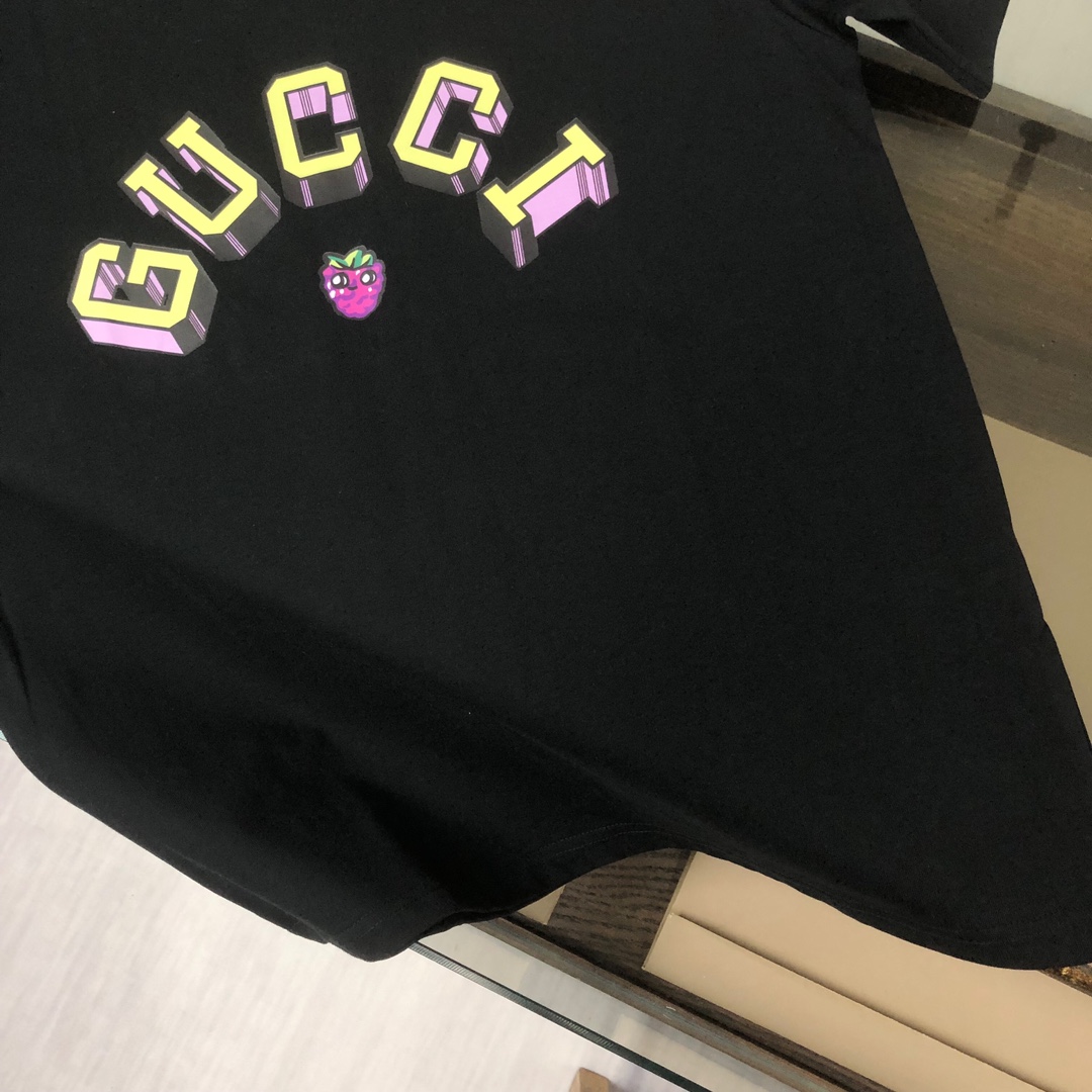 weigou_208326_6_69c6df9dd4 P75 💥 GUCCI 古驰 夏季新款圆领短袖T恤!270克重磅高端纯棉面料,手感质感都极完美!修身裁剪设计干净利落!时尚又好看!走线做工非常精致!版型效果超赞!而且透气性能超强!任何年龄阶段都可轻松驾驭,男士衣橱里必备的单品。 颜色: 米白 黑色 码数:M-3XL (下单请报身高体重)