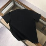 weigou_208326_7_65bd31031b P75 💥 GUCCI 古驰 夏季新款圆领短袖T恤!270克重磅高端纯棉面料,手感质感都极完美!修身裁剪设计干净利落!时尚又好看!走线做工非常精致!版型效果超赞!而且透气性能超强!任何年龄阶段都可轻松驾驭,男士衣橱里必备的单品。 颜色: 米白 黑色 码数:M-3XL (下单请报身高体重)