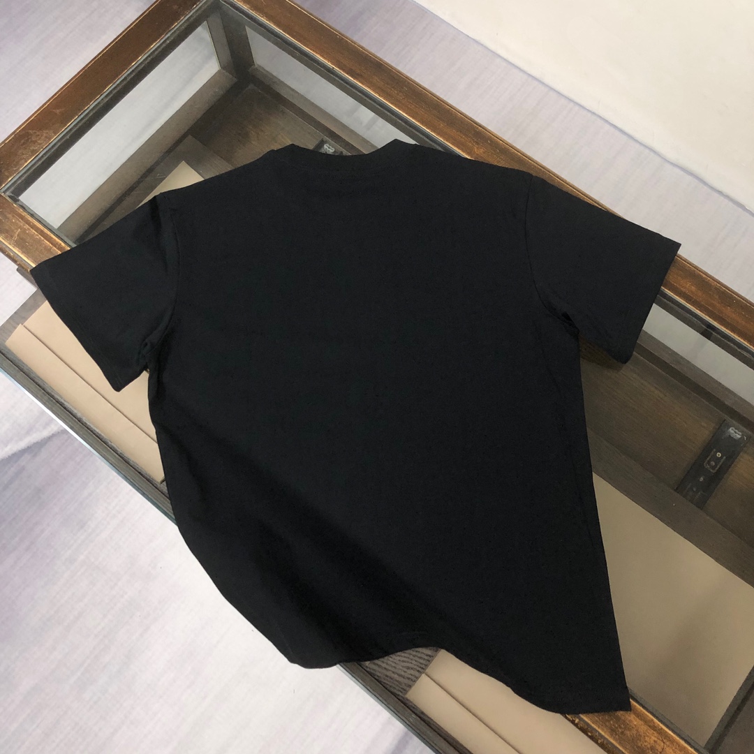 weigou_208326_7_65bd31031b P75 💥 GUCCI 古驰 夏季新款圆领短袖T恤!270克重磅高端纯棉面料,手感质感都极完美!修身裁剪设计干净利落!时尚又好看!走线做工非常精致!版型效果超赞!而且透气性能超强!任何年龄阶段都可轻松驾驭,男士衣橱里必备的单品。 颜色: 米白 黑色 码数:M-3XL (下单请报身高体重)