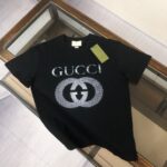 P75 💥 GUCCI 古驰 夏季新款圆领短袖T恤！270克重磅高端纯棉面料，手感质感都极完美！修身裁剪设计干净利落！时尚又好看！走线做工非常精致！版型效果超赞！而且透气性能超强！任何年龄阶段都可轻松驾驭，男士衣橱里必备的单品。 颜色： 米白 黑色 码数：M-3XL （下单请报身高体重）