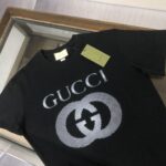 P75 💥 GUCCI 古驰 夏季新款圆领短袖T恤！270克重磅高端纯棉面料，手感质感都极完美！修身裁剪设计干净利落！时尚又好看！走线做工非常精致！版型效果超赞！而且透气性能超强！任何年龄阶段都可轻松驾驭，男士衣橱里必备的单品。 颜色： 米白 黑色 码数：M-3XL （下单请报身高体重）