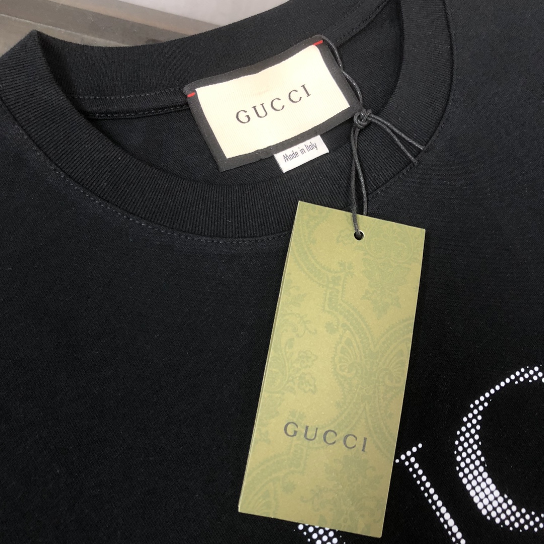 P75 💥 GUCCI 古驰 夏季新款圆领短袖T恤！270克重磅高端纯棉面料，手感质感都极完美！修身裁剪设计干净利落！时尚又好看！走线做工非常精致！版型效果超赞！而且透气性能超强！任何年龄阶段都可轻松驾驭，男士衣橱里必备的单品。 颜色： 米白 黑色 码数：M-3XL （下单请报身高体重）