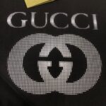 P75 💥 GUCCI 古驰 夏季新款圆领短袖T恤！270克重磅高端纯棉面料，手感质感都极完美！修身裁剪设计干净利落！时尚又好看！走线做工非常精致！版型效果超赞！而且透气性能超强！任何年龄阶段都可轻松驾驭，男士衣橱里必备的单品。 颜色： 米白 黑色 码数：M-3XL （下单请报身高体重）