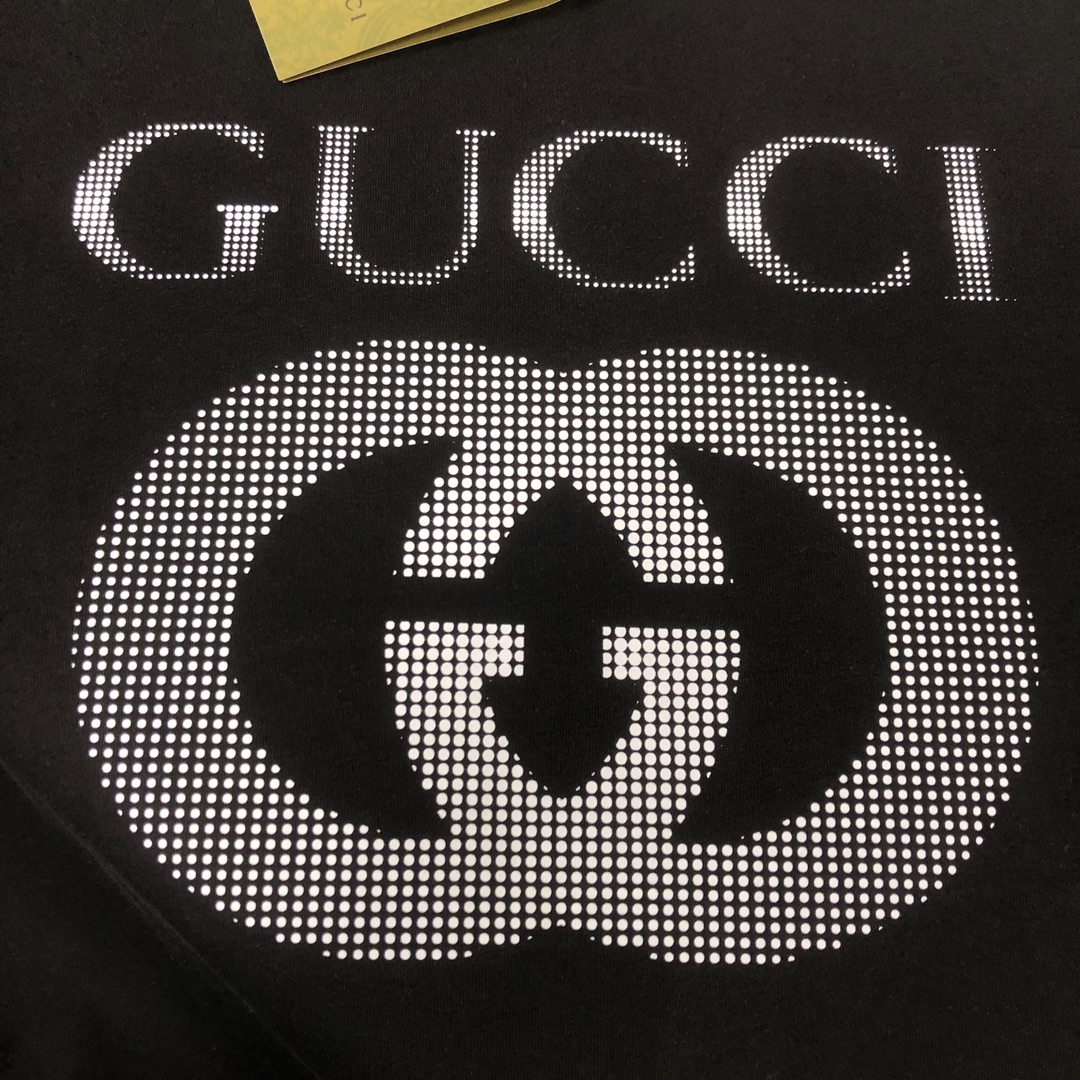 P75 💥 GUCCI 古驰 夏季新款圆领短袖T恤！270克重磅高端纯棉面料，手感质感都极完美！修身裁剪设计干净利落！时尚又好看！走线做工非常精致！版型效果超赞！而且透气性能超强！任何年龄阶段都可轻松驾驭，男士衣橱里必备的单品。 颜色： 米白 黑色 码数：M-3XL （下单请报身高体重）