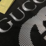 P75 💥 GUCCI 古驰 夏季新款圆领短袖T恤！270克重磅高端纯棉面料，手感质感都极完美！修身裁剪设计干净利落！时尚又好看！走线做工非常精致！版型效果超赞！而且透气性能超强！任何年龄阶段都可轻松驾驭，男士衣橱里必备的单品。 颜色： 米白 黑色 码数：M-3XL （下单请报身高体重）