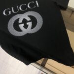 P75 💥 GUCCI 古驰 夏季新款圆领短袖T恤！270克重磅高端纯棉面料，手感质感都极完美！修身裁剪设计干净利落！时尚又好看！走线做工非常精致！版型效果超赞！而且透气性能超强！任何年龄阶段都可轻松驾驭，男士衣橱里必备的单品。 颜色： 米白 黑色 码数：M-3XL （下单请报身高体重）
