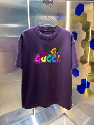 P70 GUCC* 古驰 2026春夏新款 个性字母印花工艺设计 高端版本！透气舒适度高，定制双纱平纹纯棉面料 宽松版短袖圆领T恤 男女同款 吊牌 领标 洗水唛 三标齐全 颜色: 黑色 白色 杏色 紫色 尺码：S M L XL XXL
