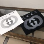 weigou_208407_1_c90339a164 P75 💥 GUCCI 古驰 夏季新款圆领短袖T恤!270克重磅高端纯棉面料,手感质感都极完美!修身裁剪设计干净利落!时尚又好看!走线做工非常精致!版型效果超赞!而且透气性能超强!任何年龄阶段都可轻松驾驭,男士衣橱里必备的单品。 颜色: 米白 黑色 码数:M-3XL (下单请报身高体重)