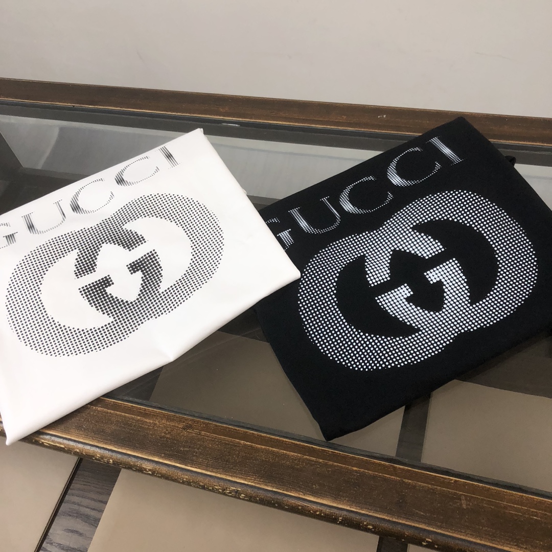 weigou_208407_1_c90339a164 P75 💥 GUCCI 古驰 夏季新款圆领短袖T恤!270克重磅高端纯棉面料,手感质感都极完美!修身裁剪设计干净利落!时尚又好看!走线做工非常精致!版型效果超赞!而且透气性能超强!任何年龄阶段都可轻松驾驭,男士衣橱里必备的单品。 颜色: 米白 黑色 码数:M-3XL (下单请报身高体重)