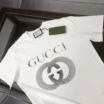 weigou_208407_2_60d6358529 P75 💥 GUCCI 古驰 夏季新款圆领短袖T恤!270克重磅高端纯棉面料,手感质感都极完美!修身裁剪设计干净利落!时尚又好看!走线做工非常精致!版型效果超赞!而且透气性能超强!任何年龄阶段都可轻松驾驭,男士衣橱里必备的单品。 颜色: 米白 黑色 码数:M-3XL (下单请报身高体重)