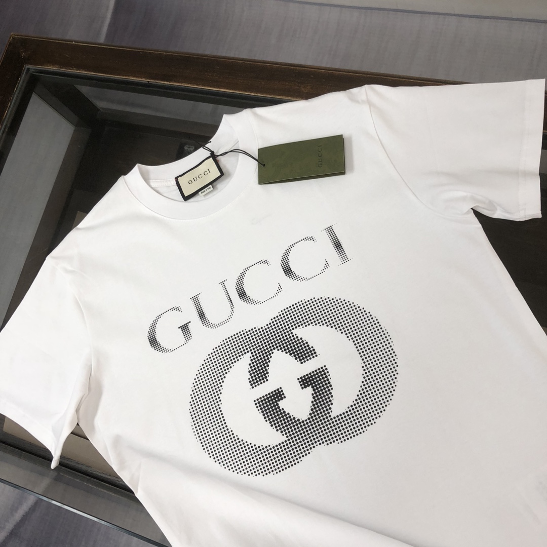 weigou_208407_2_60d6358529 P75 💥 GUCCI 古驰 夏季新款圆领短袖T恤!270克重磅高端纯棉面料,手感质感都极完美!修身裁剪设计干净利落!时尚又好看!走线做工非常精致!版型效果超赞!而且透气性能超强!任何年龄阶段都可轻松驾驭,男士衣橱里必备的单品。 颜色: 米白 黑色 码数:M-3XL (下单请报身高体重)