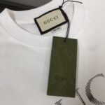 weigou_208407_3_47cc77181b P75 💥 GUCCI 古驰 夏季新款圆领短袖T恤!270克重磅高端纯棉面料,手感质感都极完美!修身裁剪设计干净利落!时尚又好看!走线做工非常精致!版型效果超赞!而且透气性能超强!任何年龄阶段都可轻松驾驭,男士衣橱里必备的单品。 颜色: 米白 黑色 码数:M-3XL (下单请报身高体重)