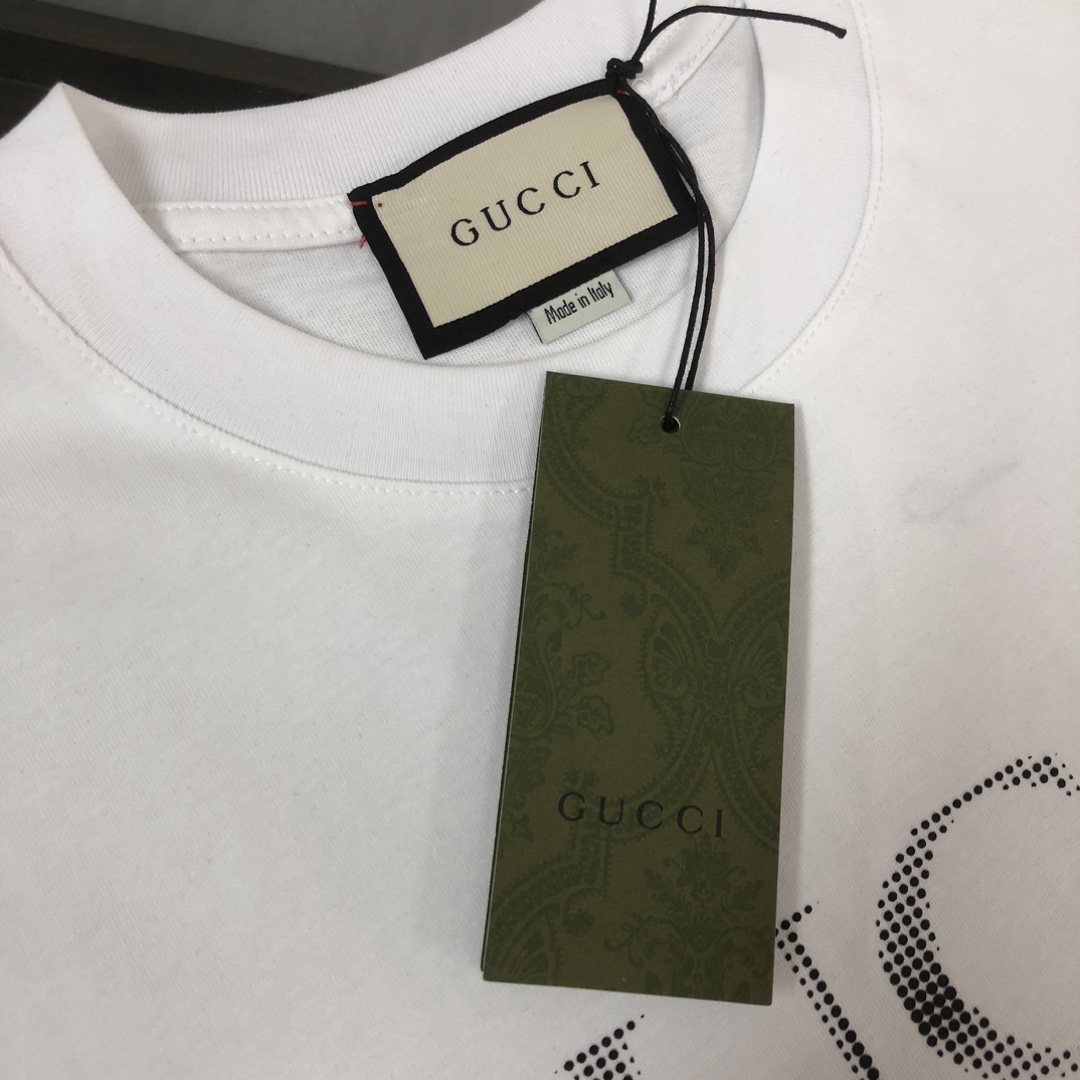 weigou_208407_3_47cc77181b P75 💥 GUCCI 古驰 夏季新款圆领短袖T恤!270克重磅高端纯棉面料,手感质感都极完美!修身裁剪设计干净利落!时尚又好看!走线做工非常精致!版型效果超赞!而且透气性能超强!任何年龄阶段都可轻松驾驭,男士衣橱里必备的单品。 颜色: 米白 黑色 码数:M-3XL (下单请报身高体重)