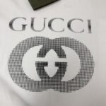 weigou_208407_4_8dd4b792c0 P75 💥 GUCCI 古驰 夏季新款圆领短袖T恤!270克重磅高端纯棉面料,手感质感都极完美!修身裁剪设计干净利落!时尚又好看!走线做工非常精致!版型效果超赞!而且透气性能超强!任何年龄阶段都可轻松驾驭,男士衣橱里必备的单品。 颜色: 米白 黑色 码数:M-3XL (下单请报身高体重)