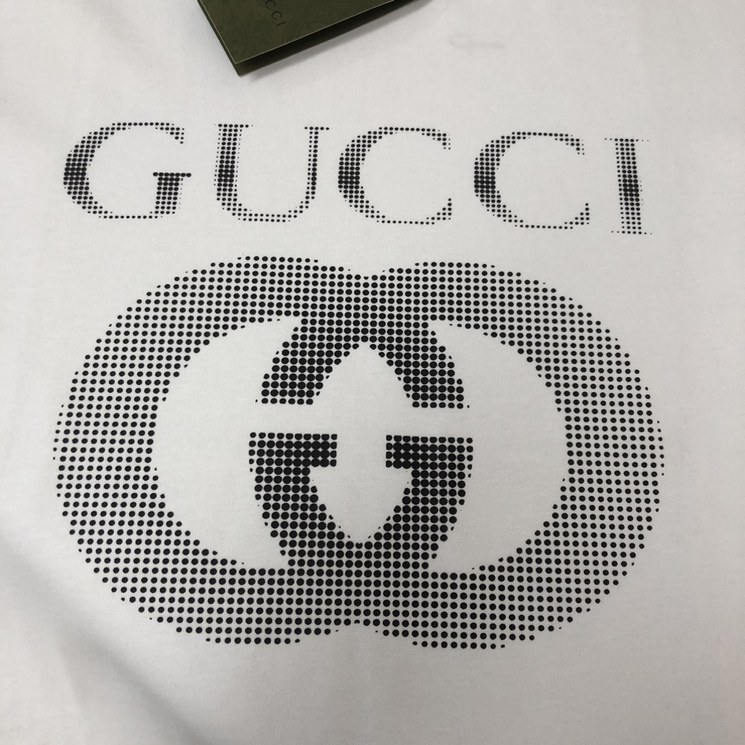 weigou_208407_4_8dd4b792c0 P75 💥 GUCCI 古驰 夏季新款圆领短袖T恤!270克重磅高端纯棉面料,手感质感都极完美!修身裁剪设计干净利落!时尚又好看!走线做工非常精致!版型效果超赞!而且透气性能超强!任何年龄阶段都可轻松驾驭,男士衣橱里必备的单品。 颜色: 米白 黑色 码数:M-3XL (下单请报身高体重)