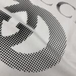 weigou_208407_5_df20cc327e P75 💥 GUCCI 古驰 夏季新款圆领短袖T恤!270克重磅高端纯棉面料,手感质感都极完美!修身裁剪设计干净利落!时尚又好看!走线做工非常精致!版型效果超赞!而且透气性能超强!任何年龄阶段都可轻松驾驭,男士衣橱里必备的单品。 颜色: 米白 黑色 码数:M-3XL (下单请报身高体重)