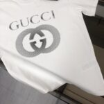 weigou_208407_6_7b5f24c750 P75 💥 GUCCI 古驰 夏季新款圆领短袖T恤!270克重磅高端纯棉面料,手感质感都极完美!修身裁剪设计干净利落!时尚又好看!走线做工非常精致!版型效果超赞!而且透气性能超强!任何年龄阶段都可轻松驾驭,男士衣橱里必备的单品。 颜色: 米白 黑色 码数:M-3XL (下单请报身高体重)