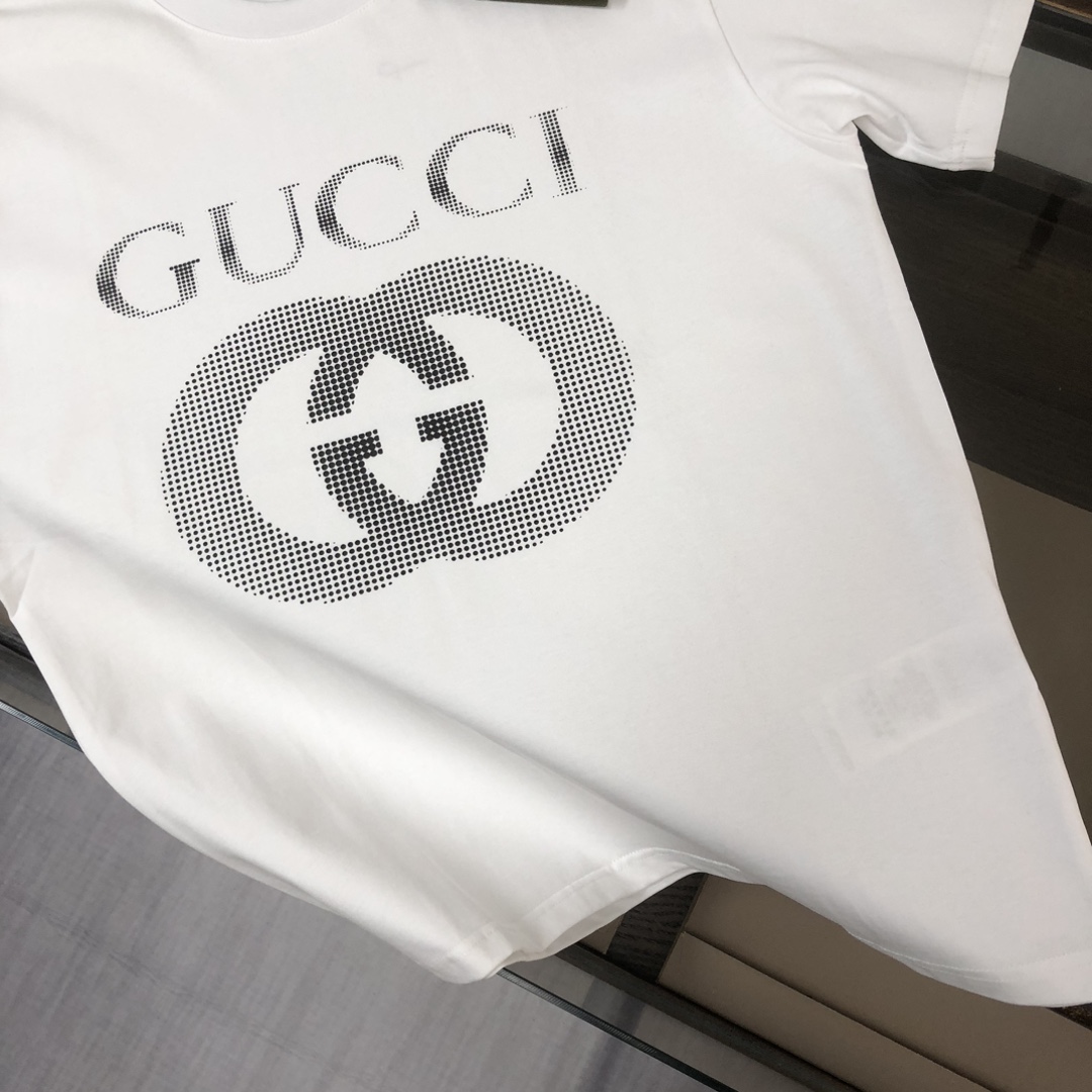 weigou_208407_6_7b5f24c750 P75 💥 GUCCI 古驰 夏季新款圆领短袖T恤!270克重磅高端纯棉面料,手感质感都极完美!修身裁剪设计干净利落!时尚又好看!走线做工非常精致!版型效果超赞!而且透气性能超强!任何年龄阶段都可轻松驾驭,男士衣橱里必备的单品。 颜色: 米白 黑色 码数:M-3XL (下单请报身高体重)