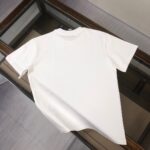 weigou_208407_7_640c662e5c P75 💥 GUCCI 古驰 夏季新款圆领短袖T恤!270克重磅高端纯棉面料,手感质感都极完美!修身裁剪设计干净利落!时尚又好看!走线做工非常精致!版型效果超赞!而且透气性能超强!任何年龄阶段都可轻松驾驭,男士衣橱里必备的单品。 颜色: 米白 黑色 码数:M-3XL (下单请报身高体重)