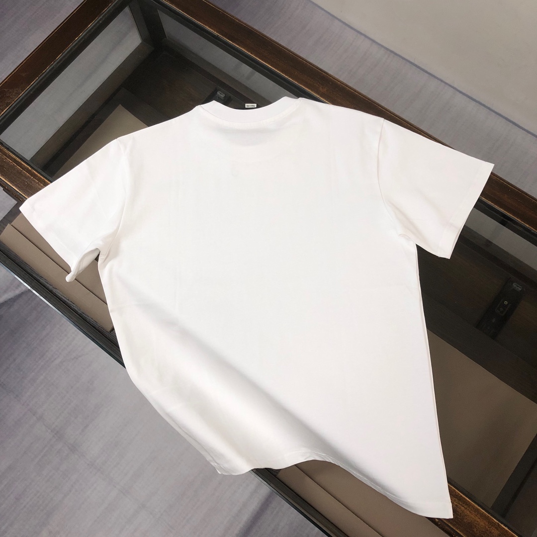 weigou_208407_7_640c662e5c P75 💥 GUCCI 古驰 夏季新款圆领短袖T恤!270克重磅高端纯棉面料,手感质感都极完美!修身裁剪设计干净利落!时尚又好看!走线做工非常精致!版型效果超赞!而且透气性能超强!任何年龄阶段都可轻松驾驭,男士衣橱里必备的单品。 颜色: 米白 黑色 码数:M-3XL (下单请报身高体重)