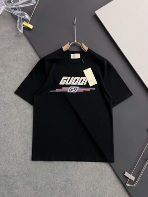 P75 💥 Gucc*·最新款短袖T恤，独家260克重磅打造、休闲时尚的尚佳之选。定制高支80支双股纯棉密柔面料、亲肤性极佳。尺码：M-3XL