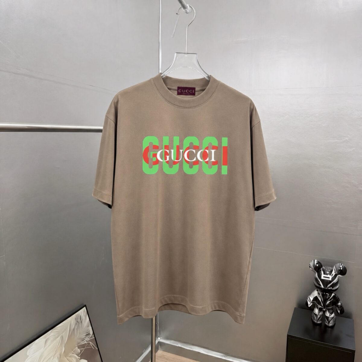 weigou_208468_0_27599549fe P80 gucc~古奇 厚板字母滴胶, 《区别通货面料》双纱 7A抗菌短袖tee 上身十分舒适,男女同款半袖,落肩宽松版型 颜色: 黑色 白色 咖啡色 尺码:S(90-130斤) M(125-150斤) L(135-165斤) XL(160-190斤) XXL(185-220斤)