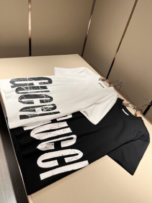 P75 💥 Gucci 古奇 26ss夏季新款圆领短袖T恤！270克重磅高端纯棉面料，手感质感都极完美！修身裁剪设计干净利落！时尚又好看！走线做工非常精致！版型效果超赞！而且透气性能超强！任何年龄阶段都可轻松驾驭，男士衣橱里必备的单品。 颜色： 米白 黑色 码数：M-3XL （下单请报身高体重）