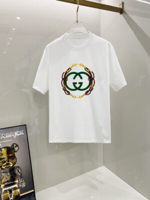P70 古奇 2026早春新款首发专柜最新款短袖圆领T恤 高端订制 设计前卫时尚！高端定制高支长绒棉面料.穿着舒适.专柜级别精致车线.做工精细.上身效果无敌帅气！型男必备单品！ 码数： S M L XL XXL 胸围：50 52 55 58 61 衣长：69 71 73 75 77 肩宽：48 50 53 56 58 袖长：22 23 24 尺寸由于手工测量，存在1-3CM左右的偏差