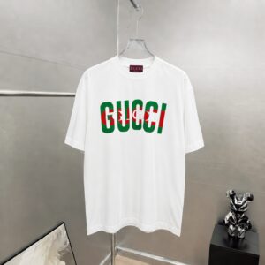 P80 gucc～古奇 厚板字母滴胶， 《区别通货面料》双纱 7A抗菌短袖tee 上身十分舒适，男女同款半袖，落肩宽松版型 颜色: 黑色 白色 咖啡色 尺码：S（90-130斤） M（125-150斤） L（135-165斤） XL（160-190斤） XXL（185-220斤）