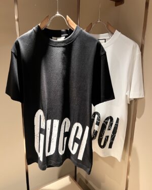 P75 💥 Gucci 古奇 26ss夏季新款圆领短袖T恤！270克重磅高端纯棉面料，手感质感都极完美！修身裁剪设计干净利落！时尚又好看！走线做工非常精致！版型效果超赞！而且透气性能超强！任何年龄阶段都可轻松驾驭，男士衣橱里必备的单品。 颜色： 米白 黑色 码数：M-3XL （下单请报身高体重）