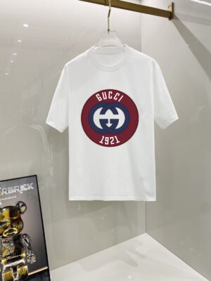 P70 古奇 2026早春新款首发专柜最新款短袖圆领T恤 高端订制 设计前卫时尚！高端定制高支长绒棉面料.穿着舒适.专柜级别精致车线.做工精细.上身效果无敌帅气！型男必备单品！ 码数： S M L XL XXL 胸围：50 52 55 58 61 衣长：69 71 73 75 77 肩宽：48 50 53 56 58 袖长：22 23 24 尺寸由于手工测量，存在1-3CM左右的偏差