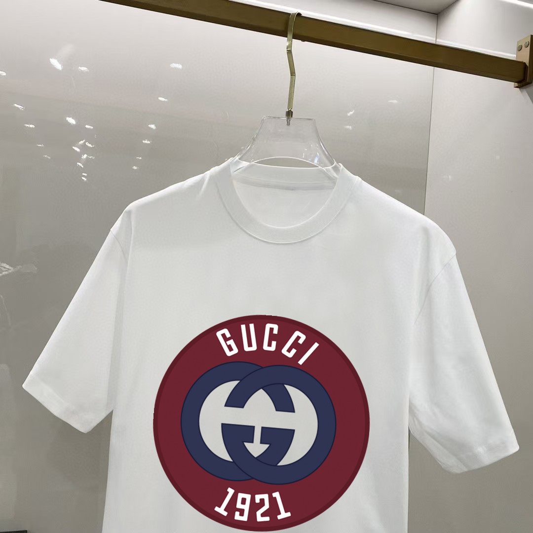 P70 古奇 2026早春新款首发专柜最新款短袖圆领T恤 高端订制 设计前卫时尚！高端定制高支长绒棉面料.穿着舒适.专柜级别精致车线.做工精细.上身效果无敌帅气！型男必备单品！ 码数： S M L XL XXL 胸围：50 52 55 58 61 衣长：69 71 73 75 77 肩宽：48 50 53 56 58 袖长：22 23 24 尺寸由于手工测量，存在1-3CM左右的偏差