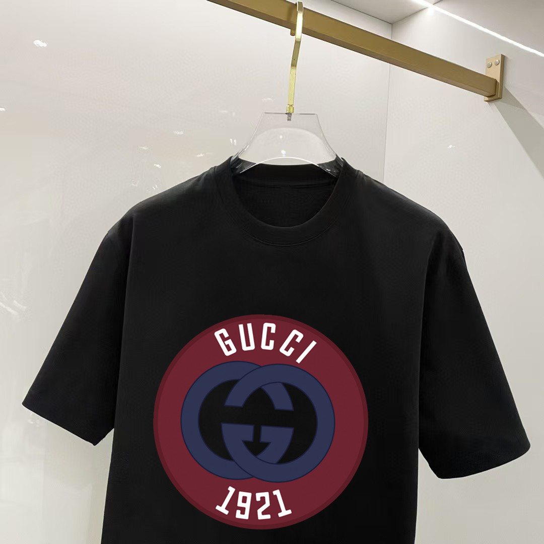P70 古奇 2026早春新款首发专柜最新款短袖圆领T恤 高端订制 设计前卫时尚！高端定制高支长绒棉面料.穿着舒适.专柜级别精致车线.做工精细.上身效果无敌帅气！型男必备单品！ 码数： S M L XL XXL 胸围：50 52 55 58 61 衣长：69 71 73 75 77 肩宽：48 50 53 56 58 袖长：22 23 24 尺寸由于手工测量，存在1-3CM左右的偏差