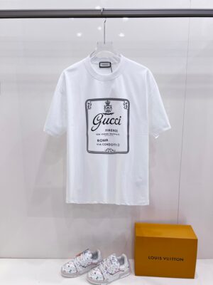 P80 GUC 2026春夏新款首发最新款印花圆领短袖T恤 高端订制 设计前卫时尚！高端定制百分百棉➕顶级莫代尔面料.手感柔软.穿着舒适.专柜级别精致车线.做工精细.上身效果时尚无敌帅气！型男靓女必备单品！ 码数：S-XXL