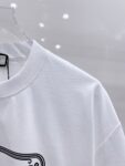 P80 GUC 2026春夏新款首发最新款印花圆领短袖T恤 高端订制 设计前卫时尚！高端定制百分百棉➕顶级莫代尔面料.手感柔软.穿着舒适.专柜级别精致车线.做工精细.上身效果时尚无敌帅气！型男靓女必备单品！ 码数：S-XXL