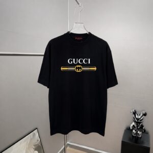 P80 gucc～古奇 厚板字母滴胶， 《区别通货面料》双纱 7A抗菌短袖tee 上身十分舒适，男女同款半袖，落肩宽松版型 颜色: 黑色 白色 咖啡色 尺码：S（90-130斤） M（125-150斤） L（135-165斤） XL（160-190斤） XXL（185-220斤）