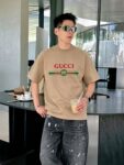weigou_208774_6_d04a679ce3 P80 gucc~古奇 厚板字母滴胶, 《区别通货面料》双纱 7A抗菌短袖tee 上身十分舒适,男女同款半袖,落肩宽松版型 颜色: 黑色 白色 咖啡色 尺码:S(90-130斤) M(125-150斤) L(135-165斤) XL(160-190斤) XXL(185-220斤)