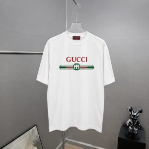 P80 gucc～古奇 厚板字母滴胶， 《区别通货面料》双纱 7A抗菌短袖tee 上身十分舒适，男女同款半袖，落肩宽松版型 颜色: 黑色 白色 咖啡色 尺码：S（90-130斤） M（125-150斤） L（135-165斤） XL（160-190斤） XXL（185-220斤）