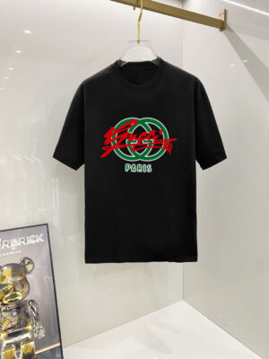 P70 古奇 2026早春新款首发专柜最新款短袖圆领T恤 高端订制 设计前卫时尚！高端定制高支长绒棉面料.穿着舒适.专柜级别精致车线.做工精细.上身效果无敌帅气！型男必备单品！ 码数： S M L XL XXL 胸围：50 52 55 58 61 衣长：69 71 73 75 77 肩宽：48 50 53 56 58 袖长：22 23 24 尺寸由于手工测量，存在1-3CM左右的偏差