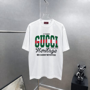 P80 gucc～古奇 厚板字母滴胶， 《区别通货面料》双纱 7A抗菌短袖tee 上身十分舒适，男女同款半袖，落肩宽松版型 颜色: 黑色 白色 咖啡色 尺码：S（90-130斤） M（125-150斤） L（135-165斤） XL（160-190斤） XXL（185-220斤）