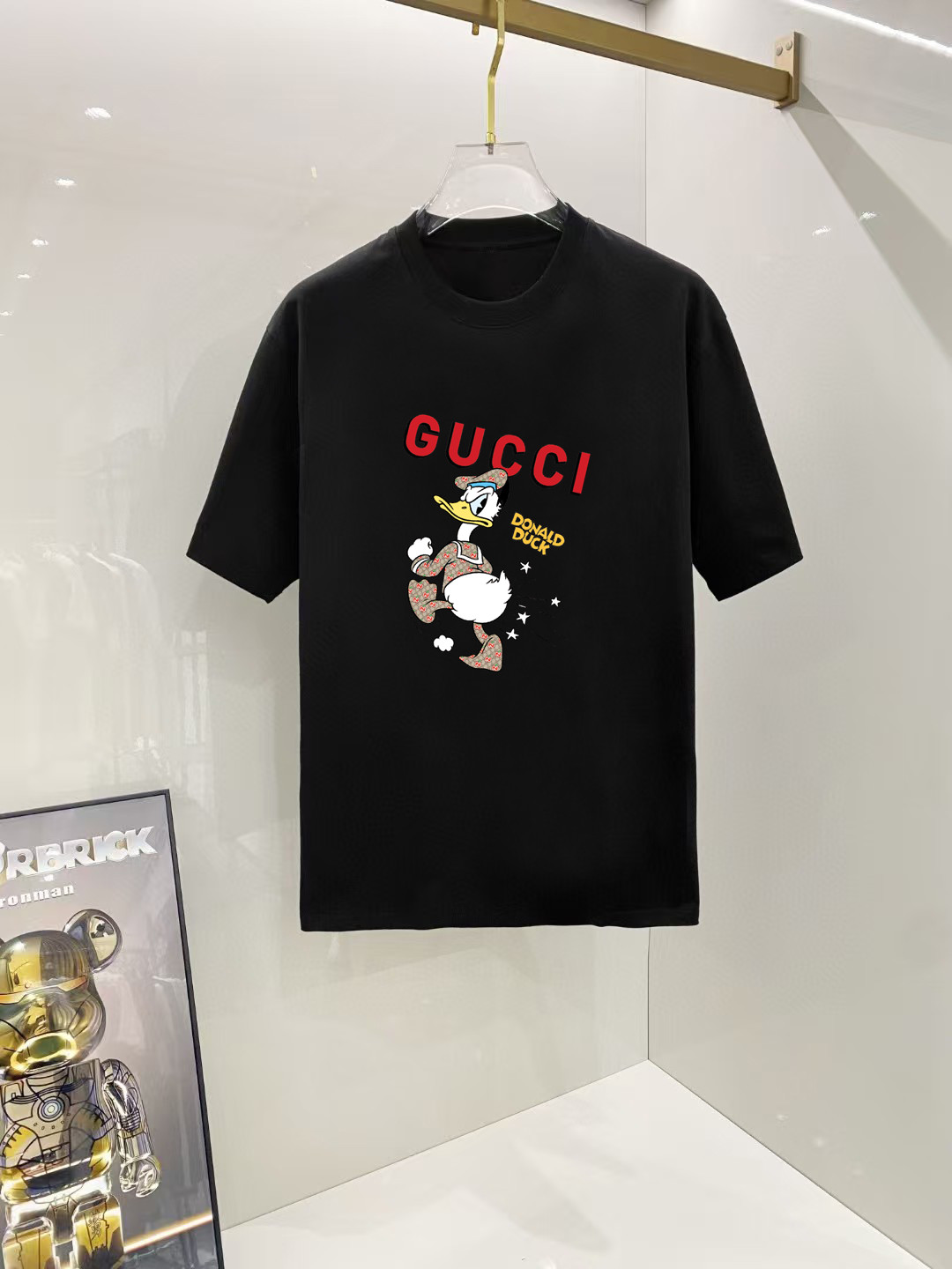 P70 古奇 2026早春新款首发专柜最新款短袖圆领T恤 高端订制 设计前卫时尚！高端定制高支长绒棉面料.穿着舒适.专柜级别精致车线.做工精细.上身效果无敌帅气！型男必备单品！ 码数： S M L XL XXL 胸围：50 52 55 58 61 衣长：69 71 73 75 77 肩宽：48 50 53 56 58 袖长：22 23 24 尺寸由于手工测量，存在1-3CM左右的偏差