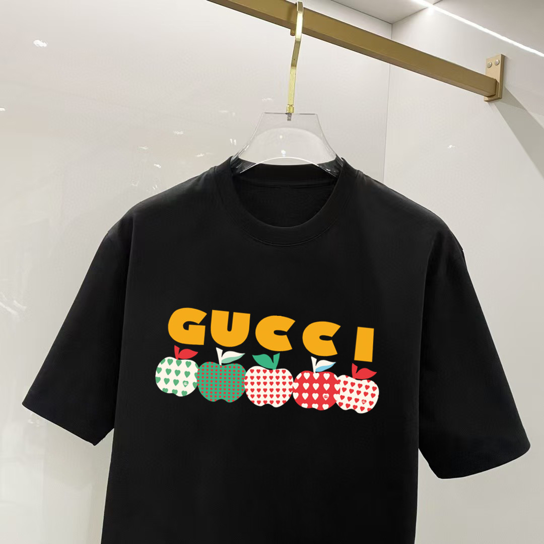 weigou_208982_1_c9b79b3b9f P70 古奇 2026早春新款首发专柜最新款短袖圆领T恤 高端订制 设计前卫时尚!高端定制高支长绒棉面料.穿着舒适.专柜级别精致车线.做工精细.上身效果无敌帅气!型男必备单品! 码数: S M L XL XXL 胸围:50 52 55 58 61 衣长:69 71 73 75 77 肩宽:48 50 53 56 58 袖长:22 23 24 尺寸由于手工测量,存在1-3CM左右的偏差